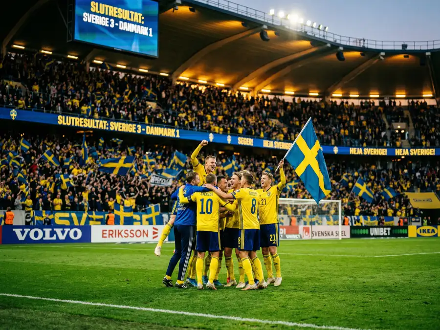 Svenska landslaget firar efter playoff-segern mot Polen som säkrade platsen i VM 2026