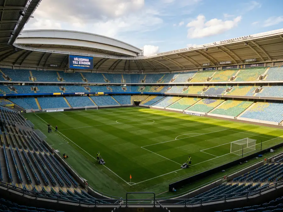 Stort fotbollsstadion i USA förberett för VM 2026 med grönt gräs och tomma läktare